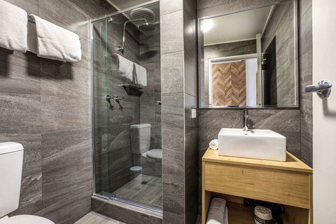 Nightcap At Sylvania Hotel - VIC Tourism 2