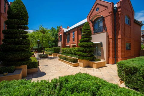 Majestic Old Lion Apartments - VIC Tourism 1