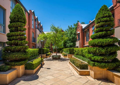 Majestic Old Lion Apartments - VIC Tourism 2