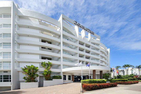 DoubleTree by Hilton Cairns - VIC Tourism 0
