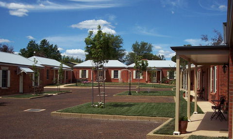 Ross Motel & Caravan Park - VIC Tourism 0