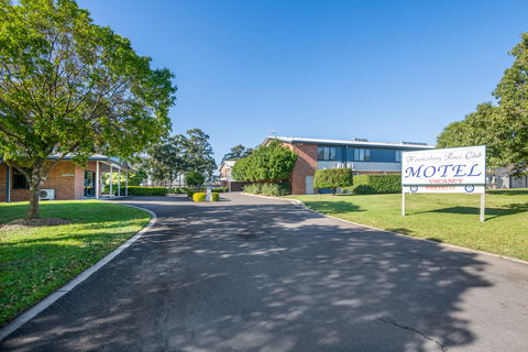 Hawkesbury Race Club Motel - VIC Tourism 0