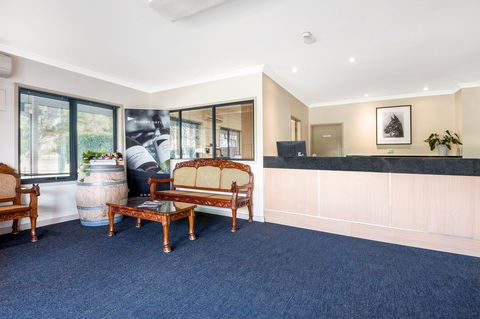 Hawkesbury Race Club Motel - VIC Tourism 1