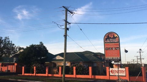 Across Country Motel & Svcd Apts - VIC Tourism 0