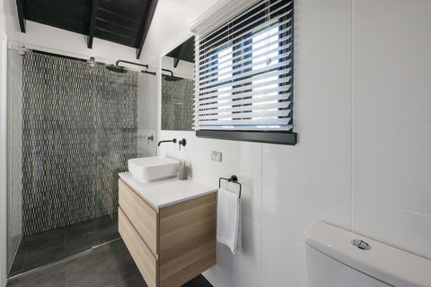 Beach Huts Middleton - VIC Tourism 20