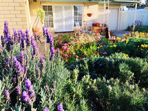 Beautiful Garden House - VIC Tourism 9
