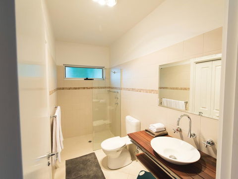 S T U D I O 22 Peaceful Retreat With Garden Views - VIC Tourism 6