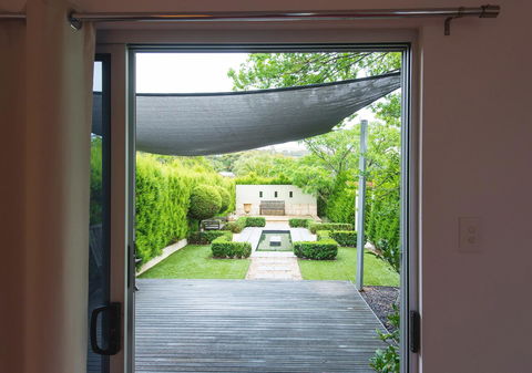 S T U D I O 22 Peaceful Retreat With Garden Views - VIC Tourism 12