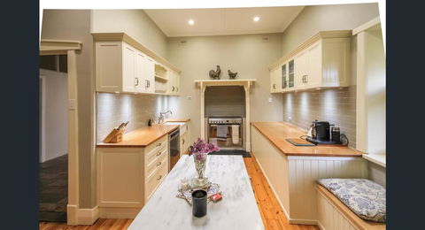 Ambrosia Holiday Home - VIC Tourism 24