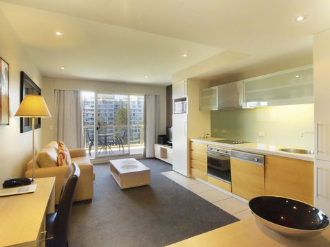 Oaks Glenelg Plaza Pier Suites - VIC Tourism 6