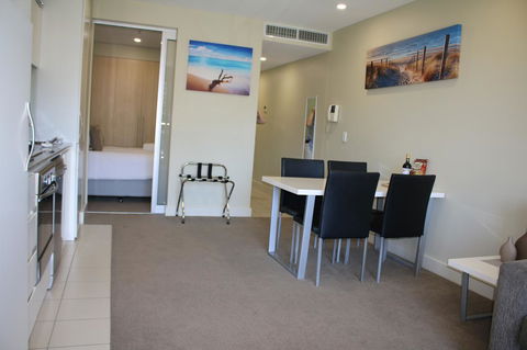 Beachside Luxury Getaway In Glenelg - VIC Tourism 4
