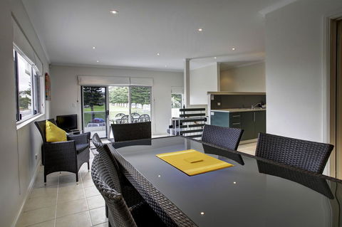 Tasman Beachside Apartment - VIC Tourism 5