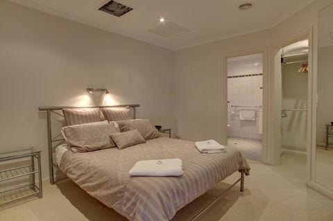 Tasman Beachside Apartment - VIC Tourism 6