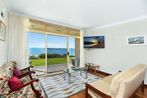 The Dolphins Beachfront Apartments - VIC Tourism 7