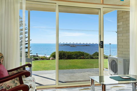 The Dolphins Beachfront Apartments - VIC Tourism 6