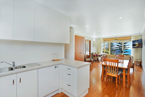 The Dolphins Beachfront Apartments - VIC Tourism 4