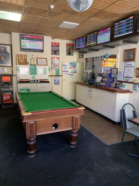 Commercial Hotel Morgan - VIC Tourism 4