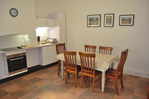 Jacaranda Cottage - VIC Tourism 9