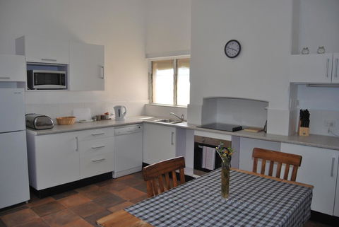 Jacaranda Cottage - VIC Tourism 8