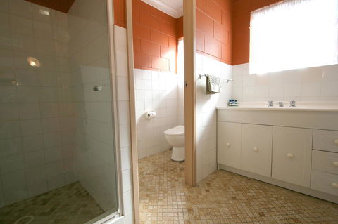 Lake Edge Apartments - VIC Tourism 9