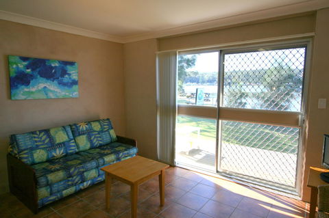 Lake Edge Apartments - VIC Tourism 11
