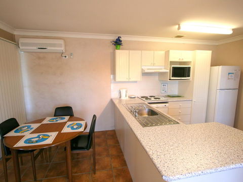 Lake Edge Apartments - VIC Tourism 7