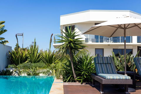 Bayview Beachfront Apartments, In Town Right On The Beach - VIC Tourism 17
