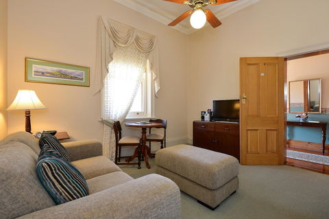 Trafalgar Premium Vintage Suites - VIC Tourism 8