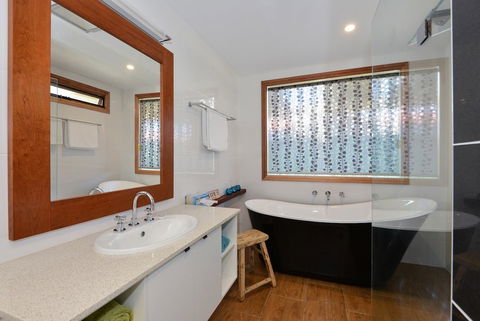 Trafalgar Premium Vintage Suites - VIC Tourism 5