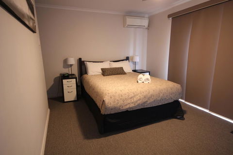 Port Vincent Motel & Apartments - VIC Tourism 9