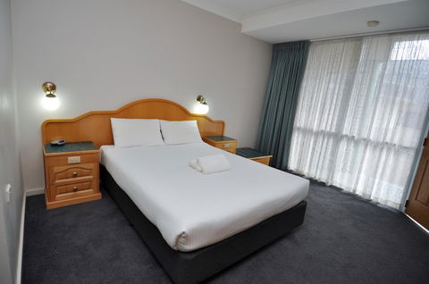 Hilton Beachfront Motel - VIC Tourism 24