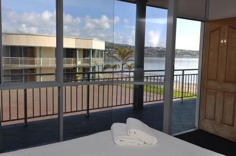 Hilton Beachfront Motel - VIC Tourism 0