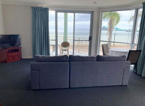 Hilton Beachfront Motel - VIC Tourism 7