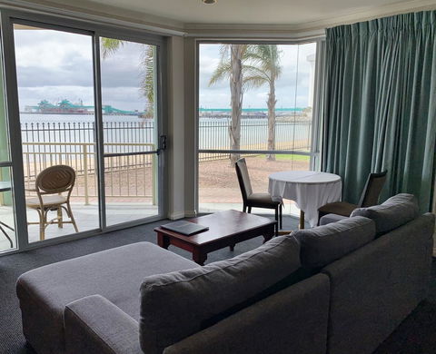Hilton Beachfront Motel - VIC Tourism 15