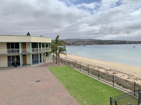 Hilton Beachfront Motel - VIC Tourism 13