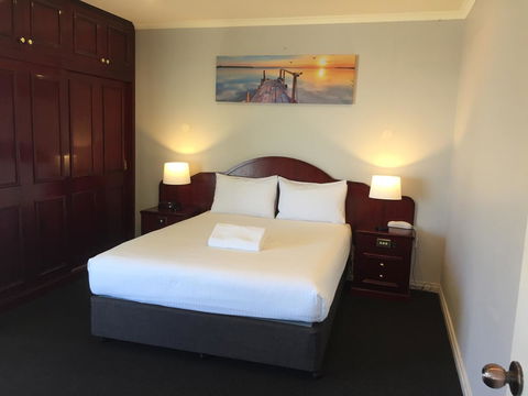 Hilton Beachfront Motel - VIC Tourism 8