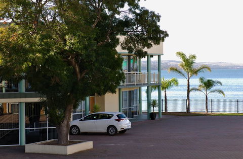 Hilton Beachfront Motel - VIC Tourism 42