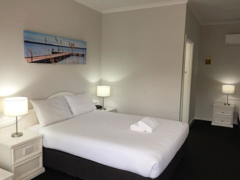 Hilton Beachfront Motel - VIC Tourism 5