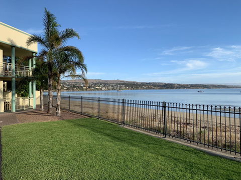 Hilton Beachfront Motel - VIC Tourism 4