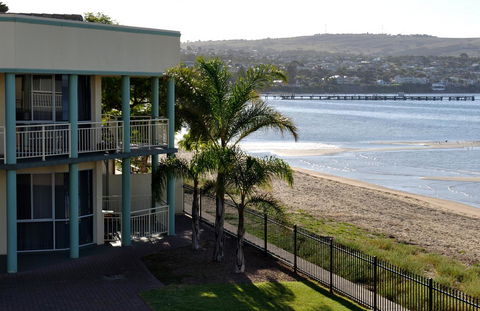 Hilton Beachfront Motel - VIC Tourism 40