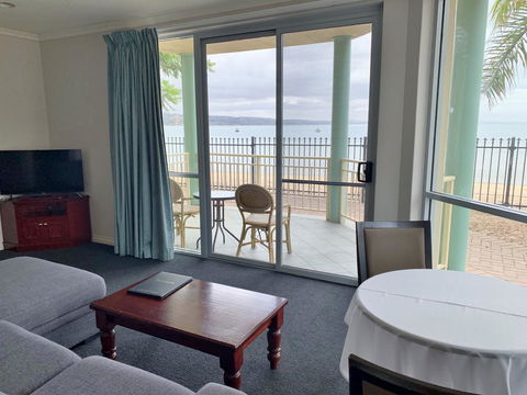Hilton Beachfront Motel - VIC Tourism 3