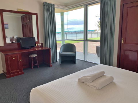 Hilton Beachfront Motel - VIC Tourism 14