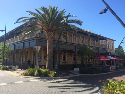Grosvenor Hotel - VIC Tourism 0