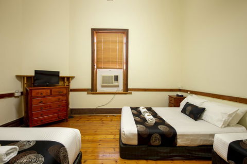City Centre Motel Hotel - VIC Tourism 1