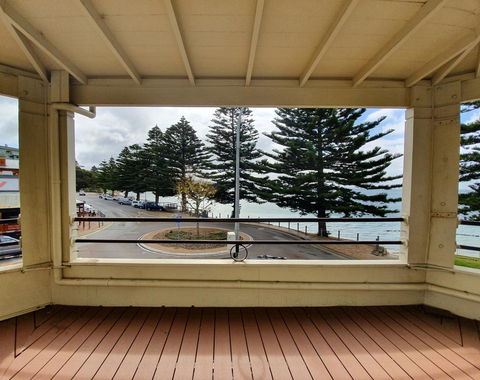 Pier Hotel Port Lincoln - VIC Tourism 13