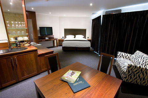 The Commodore - VIC Tourism 10