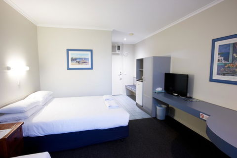 The Commodore - VIC Tourism 27