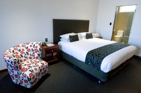 The Commodore - VIC Tourism 11