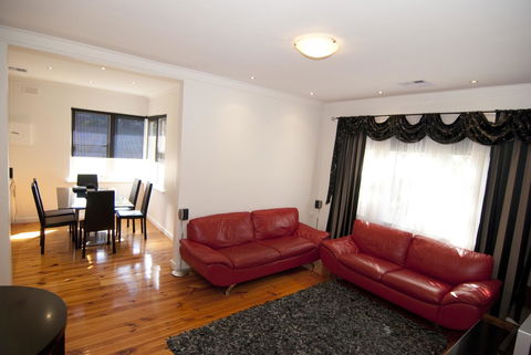 The Commodore - VIC Tourism 15
