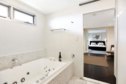 Esplanade Escape - VIC Tourism 23